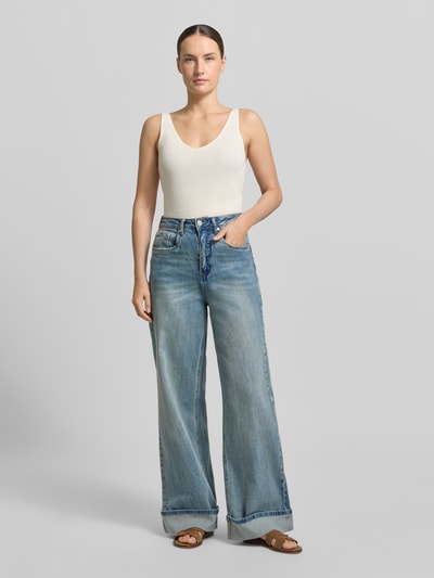 Frauenmodel trägt Regular Fit Strick-Top aus Viskose-Mix Modell 'NEWLEX' von Vero Moda, unifarben, breite Träger, Ganzkörperansicht von vorne.