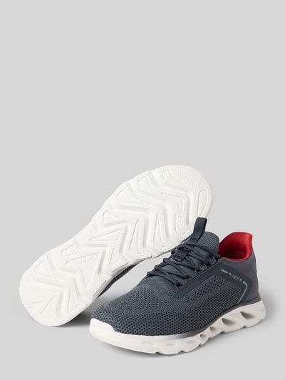 Produktfoto, Sneaker mit Schnürung und Label-Detail Modell 'Caraway' von bugatti, abgerundete Spitze, Absatzhöhe 6 cm, Schafthöhe 8 cm, Schaftweite 7 cm, blau mit weißer Sohle und rotem Futter, strukturierte Oberfläche