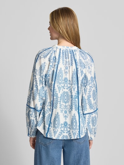 Männermodel trägt Regular Fit Bluzka aus Mieszanka wiskozy Model 'Vero' von Lollys Laundry mit wzór paisley na całej powierzchni, z długim rękawem, elastyczne zakończenia rękawów, długość tyłu w rozmiarze S 62 cm, długość rękawów w rozmiarze S 69 cm, jasnoniebiesko-białe kolory, Ganzkörperansicht Rückansicht