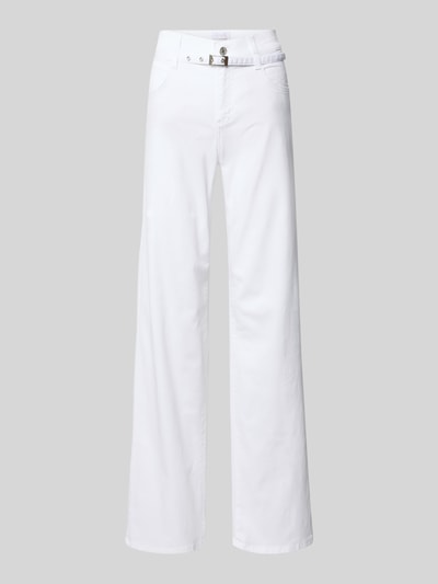 Produktfoto, witte dames flared jeans van katoenmix met stretch, 5-pocketmodel, knoop- en ritssluiting, riem met doornsluiting, Flared Jeans met Gürtel Modell 'Liz City' van Angels, bandwijdte maat 36/32: 38 cm, binnenbeenlengte: 90 cm.