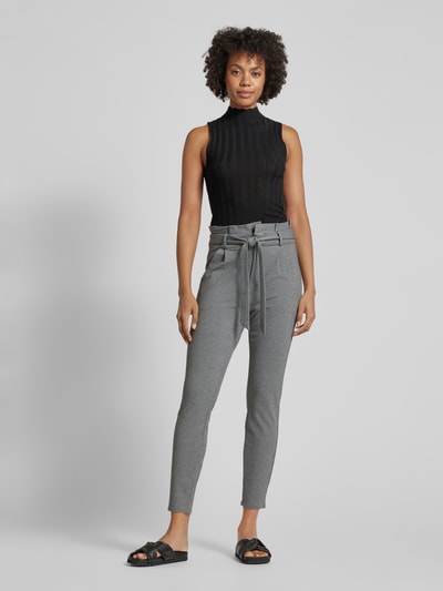 Vero Moda Spodnie materiałowe o kroju tapered fit z wiązanym paskiem model ‘EVA’ Średnioszary melanż 1
