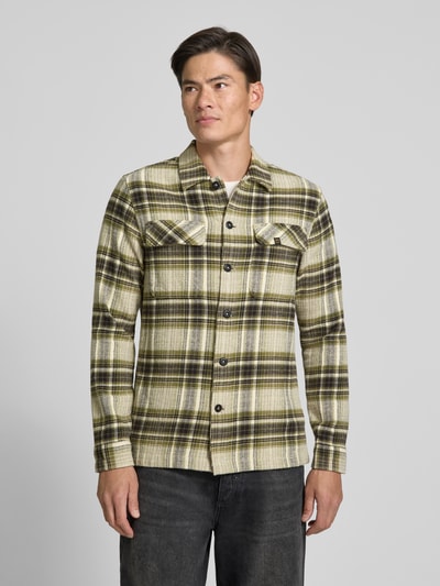Männermodel trägt Regular Fit Freizeithemd mit Label-Detail von PME Legend, kariert in Grün, Beige und Braun, Ganzkörperansicht von vorne. Reine Baumwolle, Langarm, Kentkragen, Brusttaschen, Rückenlänge 72 cm, Schulterbreite 45 cm, Ärmellänge 66 cm.