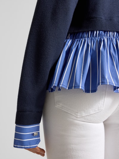 Frauenmodel trägt Strickpullover aus Viskose-Mix im 2-in-1-Look von Liu Jo White, Relaxed-Fit, Blau mit gestreiften Details, Nahaufnahme Rückansicht. Rückenlänge bei Größe S: 55 cm, Ärmellänge bei Größe S: 50 cm, Damen.