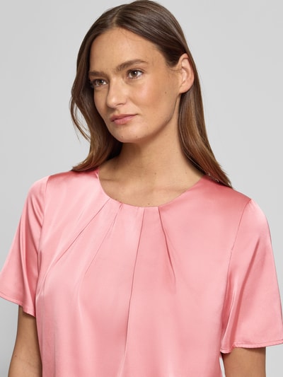 Frauenmodel trägt Regular Fit Bluse mit Rundhalsausschnitt und 1/2-Arm von Christian Berg Woman Selection, Material-Mix mit Stretch-Anteil, Nahaufnahme Oberkörper.