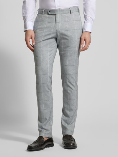 Männermodel trägt Slim Fit Anzughose mit Gesäßtaschen von ATELIER TORINO, grauer Baumwoll-Mix mit Karomuster, Ganzkörperansicht von vorne.