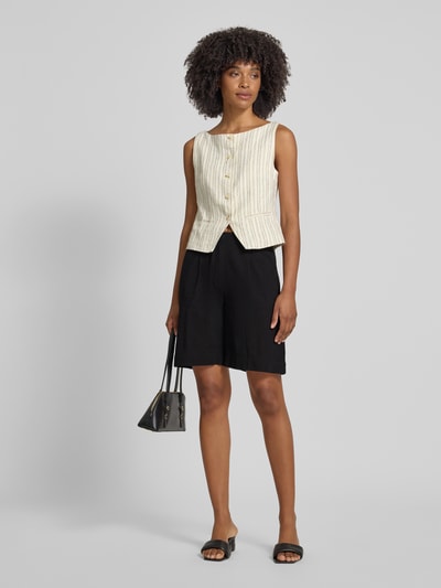 Frauenmodel trägt Comfort Fit Shorts aus Baumwoll-Leinen-Mix Modell 'CAIA' von Vero Moda mit Optik: Unifarben, Passform: Comfort Fit, Applikation: Label-Patch, Verschluss: Schiebehaken und verdeckter Reißverschluss, seitliche Eingrifftaschen, Materialverarbeitung: Flammgarn, Farbe Schwarz, Ganzkörperansicht von vorne.