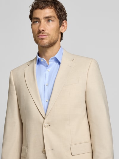 Männermodel trägt Regular Fit Sakko mit Schurwoll-Anteil Modell 'Jasper' von BOSS in Beige, glatte Struktur, Nahaufnahme Oberkörper.