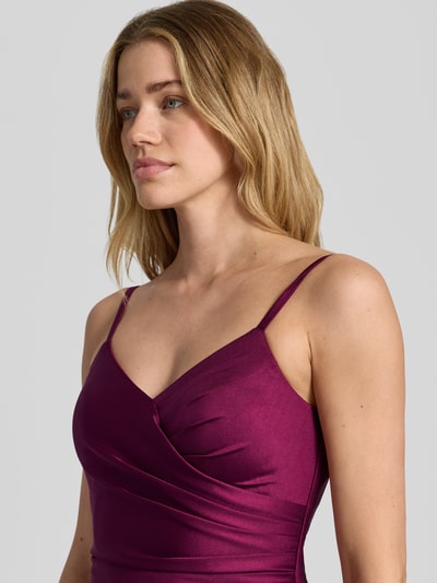 Frauenmodel trägt Cocktailkleid mit Spaghettiträgern und V-Ausschnitt von TROYDEN COLLECTION aus Satin in Beere, Körpernaher-Schnitt, Nahaufnahme Oberkörper.