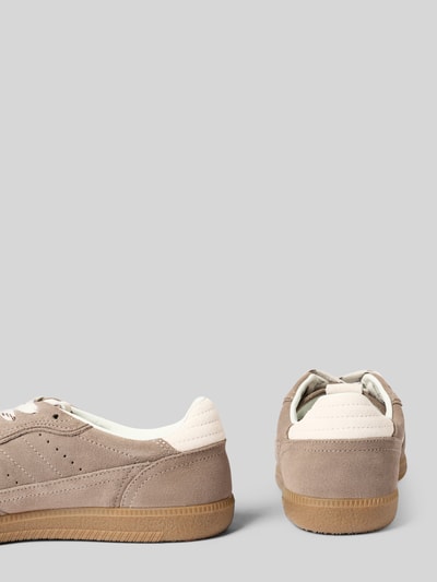 Produktfoto, Sneaker mit Label-Prägung von ALOHAS in Beige mit Kontrastpartien, strukturierter Sohle, abgerundeter Form, Rückansicht