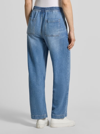 Frauenmodel trägt Relaxed Fit Jeans aus Lyocell-Baumwoll-Mix von Marc O'Polo, Optik: Unifarben, Passform, Bundabschluss: Elastisch, Tunnelzug, seitliche Eingrifftaschen, Gesäßtaschen, Materialverarbeitung: Denim, hellblaue Farbe, Ganzkörperansicht Rückansicht.