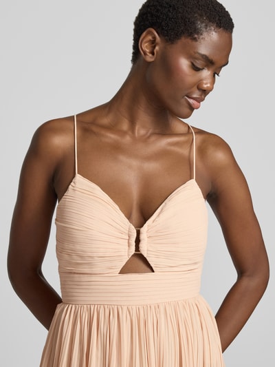 Frauenmodel trägt Abendkleid mit Cut-Out von Jake*s Cocktail in zartem Apricot, A-Linie, Herz-Ausschnitt, Spaghettiträger, Nahaufnahme Oberkörper.