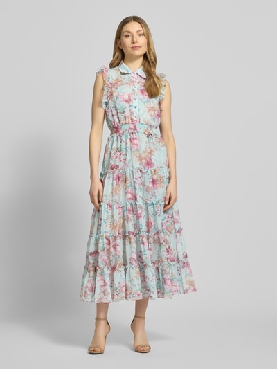 Frauenmodel trägt Regular Fit Maxikleid mit Rüschenbesatz von ADLYSH, floraler Allover-Print, Umlegekragen, Knopfleiste, Ganzkörperansicht von vorne.
