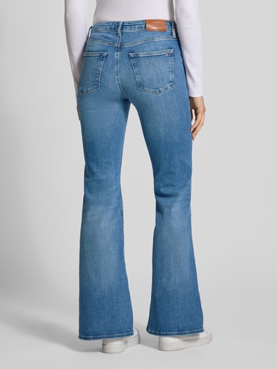 Frauenmodel trägt Wide Leg Loose Fit Jeans aus Baumwoll-Mix Modell 'FINN FLARE' von Tommy Hilfiger in Optik: Unifarben, Denim-Textur, Label-Patch und Logo-Detail, mit 5-Pocket-Design, Ganzkörperansicht Rückansicht.