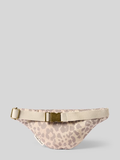 Produktfoto, saszetka nerka Bauchtasche mit Label-Detail Modell 'Puffy Mini Fanny Pack' od STUDIO NOOS, wzór na całej powierzchni, główna przegroda z zamkiem błyskawicznym, szerokość w rozmiarze 1: 29 cm, długość w rozmiarze 1: 13 cm, głębokość w rozmiarze 1: 5 cm, długość paska na ramię w rozmiarze 1: 61 cm, detal z logo