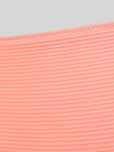 Produktfoto, Bikini-Slip mit Label-Detail Modell 'CASSIE' von Marie Jo, gerippte Textur in Korallenrosa, Material-Mix mit Stretch-Anteil