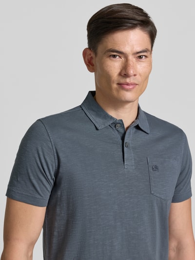 Männermodel trägt Regular Fit Poloshirt mit Brusttasche von Lerros in Blau, reine Baumwolle, Logo-Stitching, Nahaufnahme Oberkörper.