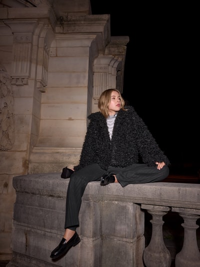 Frauenmodel trägt Fließende Bluse mit Stehkragen - curated by Isabelle Hartmann von Style Icon Collection, Satin, Lockere-Schnitt, Rückenlänge 64 cm, Kurzärmelig, Ganzkörperansicht von vorne.