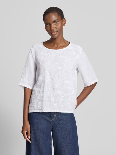 Frauenmodel trägt Regular Fit Leinenbluse mit Stitchings Modell 'Zu44zzi' von ZABAIONE in Weiß, Rundhalsausschnitt, glatte Textur, Ganzkörperansicht von vorne.