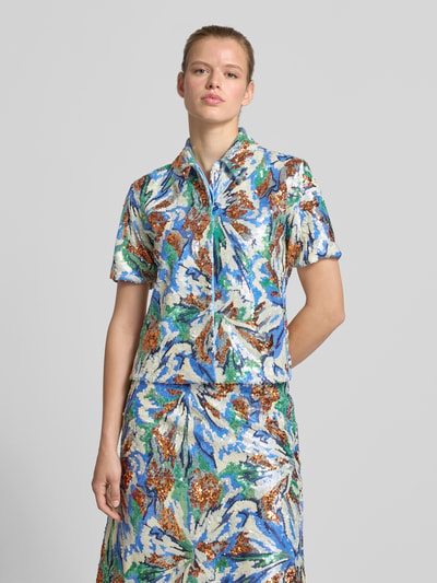 Frauenmodel trägt Hemdbluse mit Allover-Pailettenbesatz von Rabanne in Blau, Grün und Silber, taillierte Passform, Nahaufnahme Oberkörper.