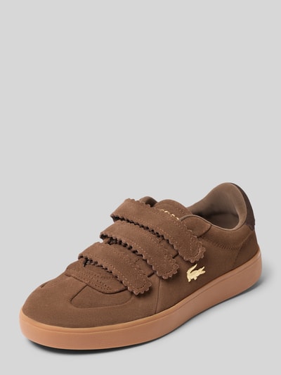 Produktfoto, Sneaker aus echtem Rindsleder von Lacoste, brauner Schuh mit strukturierter Oberfläche und Klettverschluss, Damen Sneaker von Lacoste