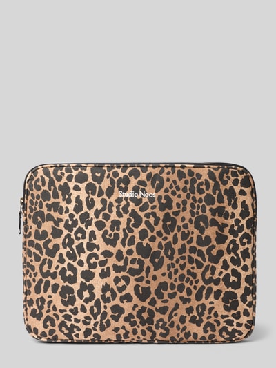 Produktfoto, Laptop-Tasche aus reiner Baumwolle im Logo-Stitching von Studio Noos mit Allover-Animal-Print, braun-schwarze Muster, Hauptfach mit Reißverschluss