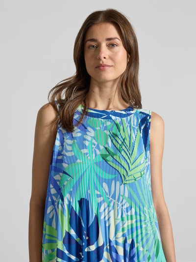 Vrouwenmodel draagt knielange jurk met plissévouwen van Betty Barclay in blauwgroen met witte bladerenprint, loose fit, ronde hals, nahaufnahme bovenlichaam. Ruglengte maat 36: 100 cm, borstwijdte maat 36: 45 cm.