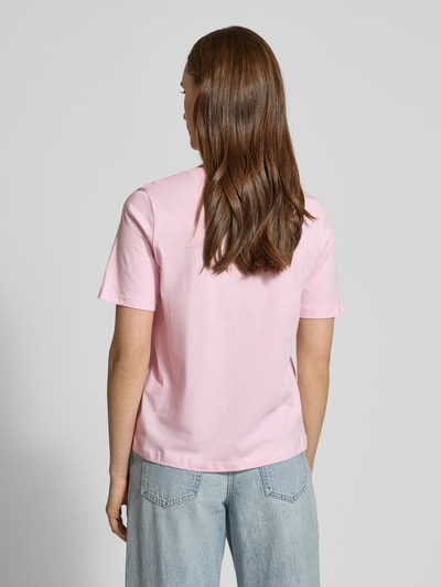 Frauenmodel trägt Regular Fit T-Shirt aus reiner Baumwolle Modell 'ONLY' von ONLY, Optik: Unifarben, Material: Jersey, Ganzkörperansicht Rückansicht.