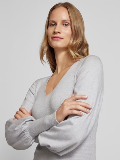 Vero Moda Sukienka z dzianiny o kroju slim fit z bufiastymi ramionami model ‘HOLLYKARISPUFF’ Jasnoszary 3