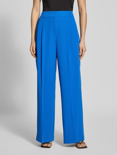 Frauenmodel trägt Straight Fit Stoffhose mit Bügelfalten von Christian Berg Woman Selection in Blau, Haken- und Reißverschluss, Gesäßtaschen, Ganzkörperansicht von vorne.