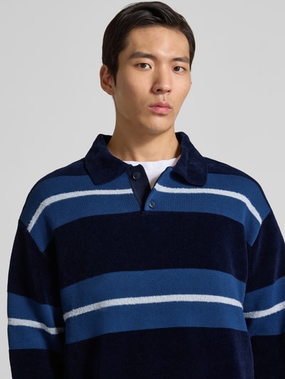 Männermodel trägt Regular Fit Pullover aus Baumwoll-Mix Modell 'AMBURGH' von BOSS Orange, mehrfarbig, gestreift, Strickoptik, Nahaufnahme Oberkörper.