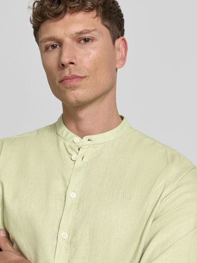 Männermodel trägt Slim Fit Freizeithemd mit Stehkragen Modell 'Anton' von Casual Friday, Seide-Baumwoll-Mix, Nahaufnahme Oberkörper.