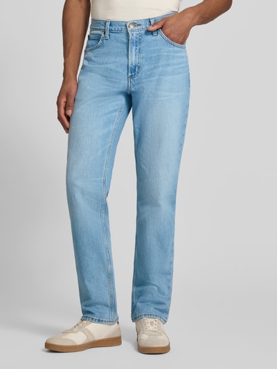 Männermodel trägt Straight Fit jeans in lichtblauw 5-pocketmodel model 'WEST' van Lee, mix van katoen en elastaan, knoop- en ritssluiting, riemlussen, bandwijdte 42 cm, binnenbeenlengte 83 cm, ganzkörperansicht van voren.