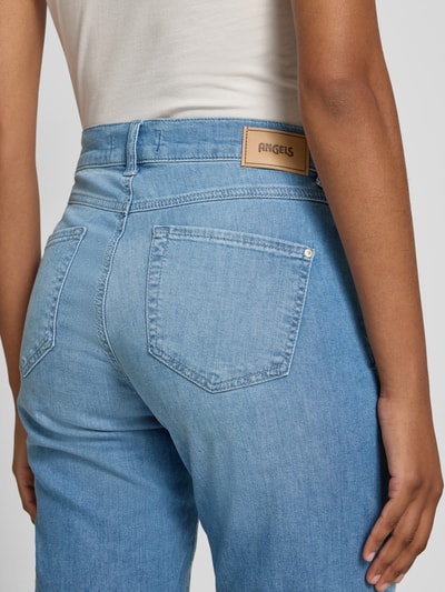 Frauenmodel trägt Jeansshorts mit Eingrifftaschen von Angels aus Baumwoll-Elasthan-Mix, hellblau, Regular-Fit, Detailaufnahme Rückansicht.