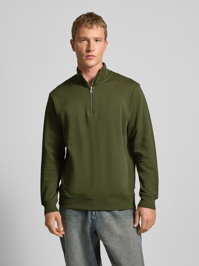 Männermodel trägt Regular Fit Troyer aus reiner Baumwolle von Marc O'Polo Denim, Optik: Unifarben, Sweat-Struktur, Ganzkörperansicht von vorne.