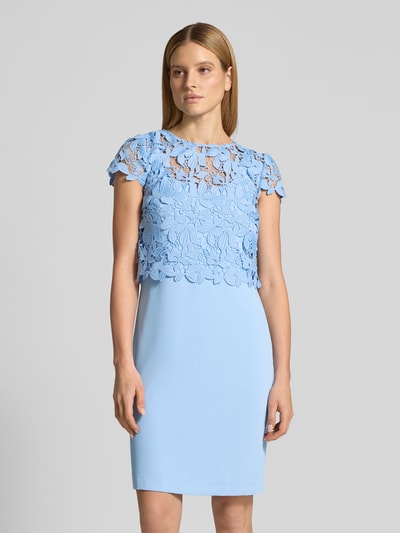 Frauenmodel trägt Knielanges Cocktailkleid im 2-in-1-Look von Christian Berg Cocktail in Hellblau mit Spitze, Rundhalsausschnitt, Gerader-Schnitt, Knielänge, Rückenlänge bei Größe 36: 93 cm, Brustweite bei Größe 36: 40 cm, Ganzkörperansicht von vorne.