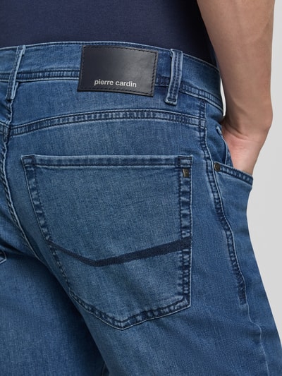 Männermodel trägt Regular Fit Jeans im Used-Look Modell 'Lyon' von Pierre Cardin, Baumwoll-Mix mit Viskose-Anteil, Detailaufnahme Rückansicht, Bundweite 42 cm, Innenbeinlänge 80 cm, Herren Jeans