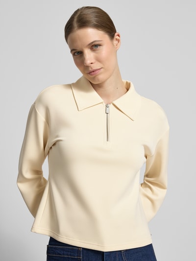 Vrouwenmodel draagt Sweatshirt met ritssluiting van Scotch & Soda, materiaalmix met lyocell, regular fit, platte kraag, ganzebovenaanzicht voorkant.