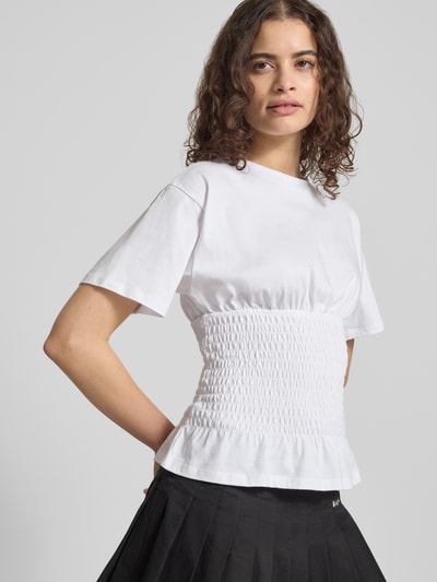 Modelka kobieca ma na sobie tailliertes T-Shirt mit Rundhalsausschnitt Modell 'EVELYN' od JJXX, czysta bawełna, krój slim fit, smokowane detale, przód, długość pleców w rozmiarze S: 53 cm, widok całej sylwetki z przodu.