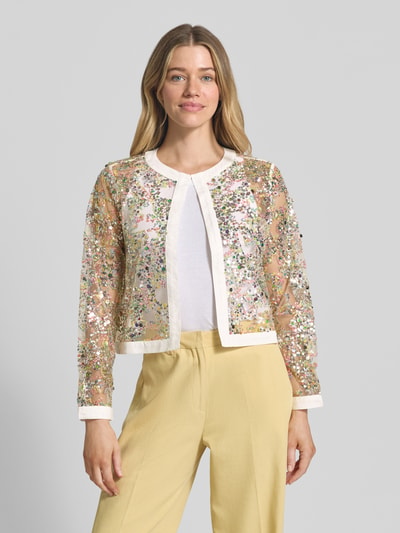 Frauenmodel trägt Semitransparente Jacke mit Pailletten von Milano Italy in Mesh, offene Passform, cremefarbene Details, Nahaufnahme Oberkörper