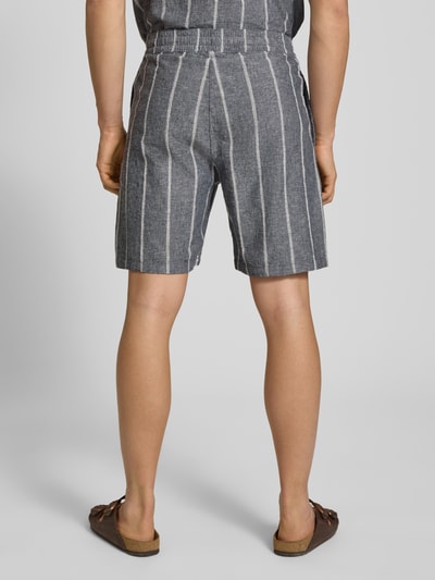 Männermodel trägt Leinenshorts mit Logo-Stitching von REVIEW, dunkles Grau mit weißen Streifen, Baumwoll-Leinen-Mix, Ganzkörperansicht Rückansicht