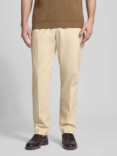 Männermodel trägt Regular Fit Hose mit Bügelfalten Modell 'LUIS' von Antony Morato aus Lyocell-Baumwoll-Mix, Nahaufnahme Unterkörper.