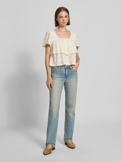 Frauenmodel trägt Straight Fit Jeans aus Baumwoll-Mix Modell '314 SHAPING STRAIGHT' von Levi's® 300 in hellem Blau, Ganzkörperansicht von vorne.