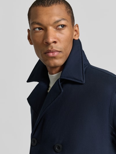 Männermodel trägt Jacke mit Reverskragen Modell 'HELMSMAN' von g-lab, bawełniany miks, krój regular fit, granatowy, zbliżenie na górną część sylwetki
