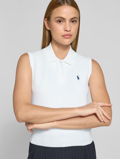 Frauenmodel trägt Slim Fit Pullunder aus Baumwoll-Mix von Polo Ralph Lauren in Unifarbe Weiß mit Logo-Stitching, Nahaufnahme Oberkörper.