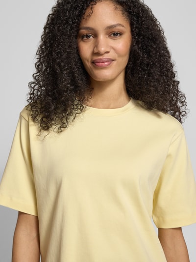 Frauenmodel trägt T-Shirt in halbärmligem Design von JAKE*S STUDIO WOMAN aus reiner Baumwolle, lockerer Schnitt, Nahaufnahme Oberkörper.