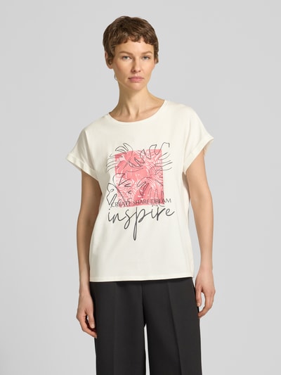 Frauenmodel trägt T-Shirt mit fixiertem Ärmelaufschlag Modell 'RINA' von Soyaconcept, Baumwoll-Mix, weiß mit Print, Ganzkörperansicht von vorne.