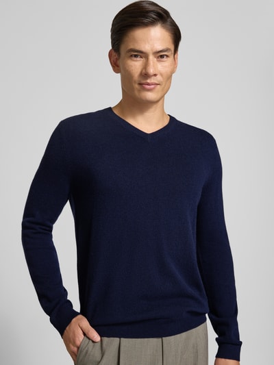 Männermodel trägt Strickpullover aus Kaschmir mit V-Ausschnitt von Christian Berg Men in Dunkelblau, Regular Fit, Nahaufnahme Oberkörper, KI-modifiziertes Bild.