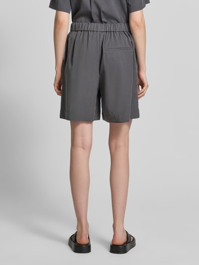 Frauenmodel trägt Straight Fit Shorts und Leinen-Anteil von Marc O'Polo, Optik: Unifarben, Passform: Straight Fit, Bundabschluss: Elastisch, seitliche Eingrifftaschen, Verschlusslos, Leinen-Baumwoll-Anteil, Ganzkörperansicht Rückansicht.