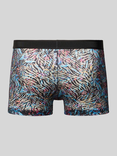 Männermodel trägt Trunks mit Label-Detail Modell 'Biscayne' von HOM in buntem Muster mit elastischem Bund, Ganzkörperansicht Rückansicht.