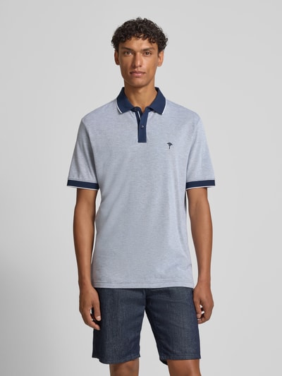 Männermodel trägt Regular Fit Poloshirt mit Label-Stitching Modell 'Percyco' von JOOP! Collection aus reiner Baumwolle, Ganzkörperansicht von vorne.